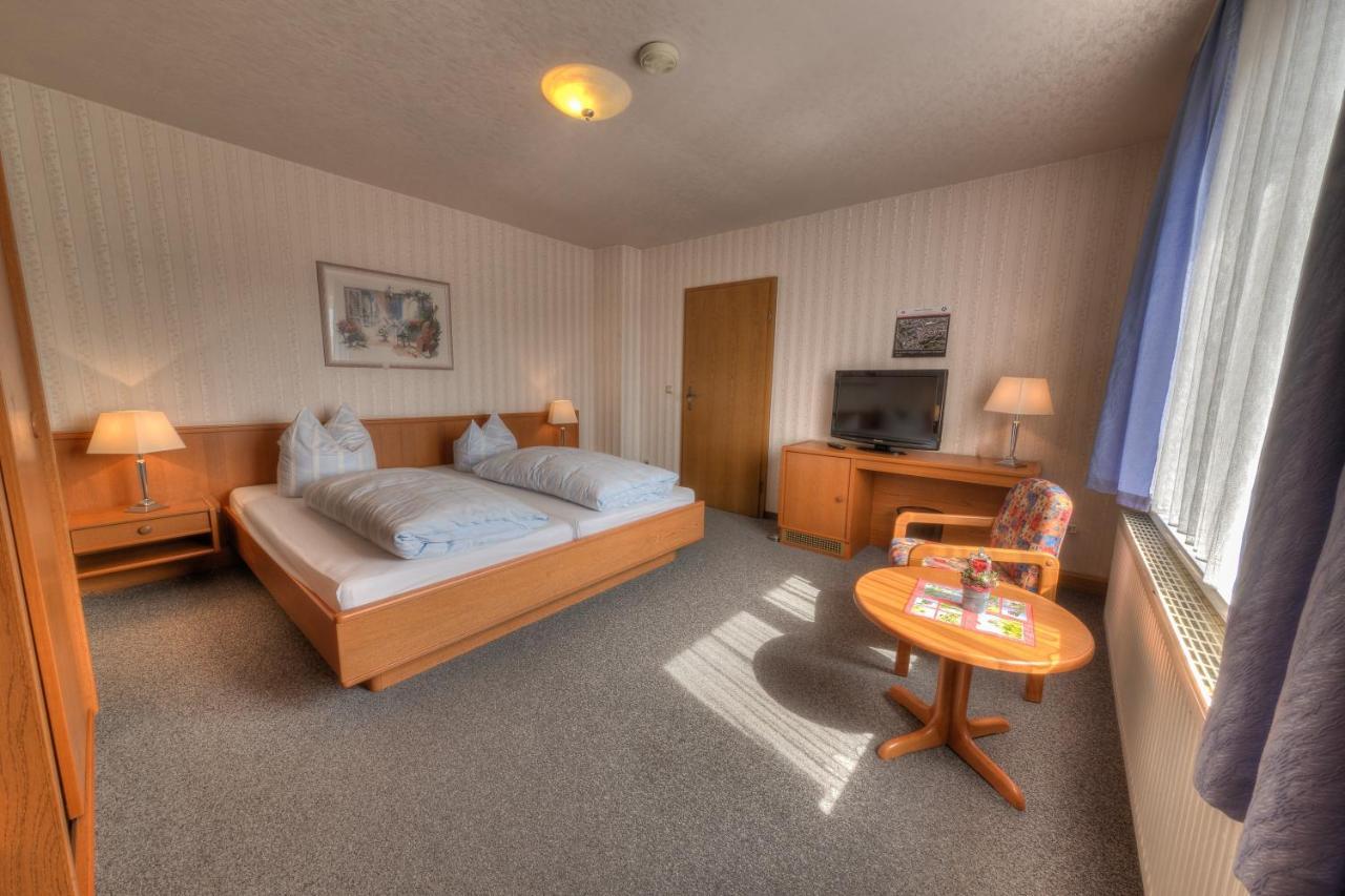Hotel - Pension & Gaststaette "Alter Koenig" Hettstedt エクステリア 写真