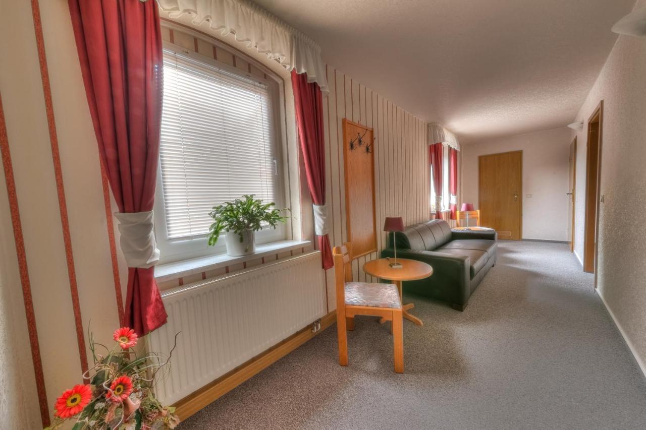 Hotel - Pension & Gaststaette "Alter Koenig" Hettstedt エクステリア 写真